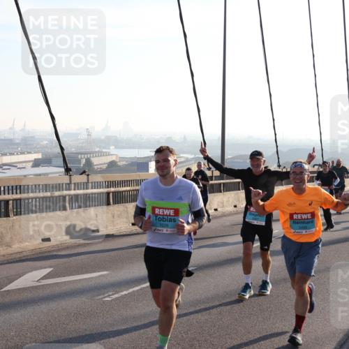 03.10.2025 - Köhlbrandbrückenlauf Julia Fischer http://msf.ph/oto/9000783 03.10.2025 09:22:13 Position 1 1226, 3307, 3495 meine-sportfotos.de