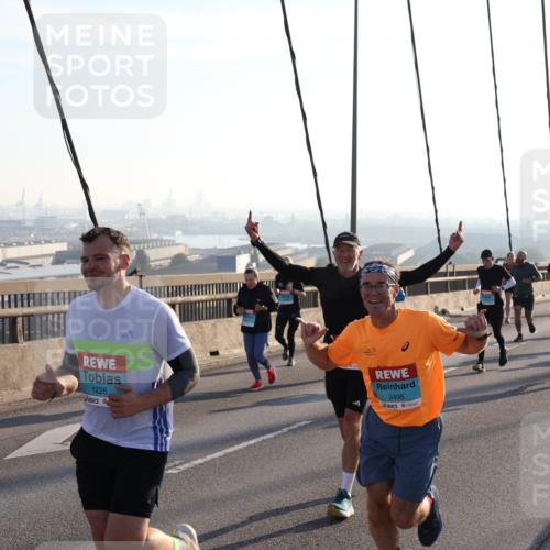 03.10.2025 - Köhlbrandbrückenlauf Julia Fischer http://msf.ph/oto/9000795 03.10.2025 09:22:13 Position 1 1226, 3495 meine-sportfotos.de