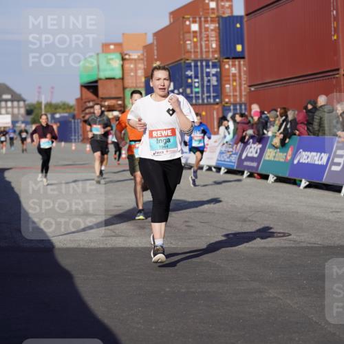 03.10.2025 - Köhlbrandbrückenlauf Michael Burmester http://msf.ph/oto/9000800 03.10.2025 10:05:03 Ziel 1033, 1211, 1346, 1406, 1477, 1622, 1944, 2920, 3409, 3721, 3741 meine-sportfotos.de