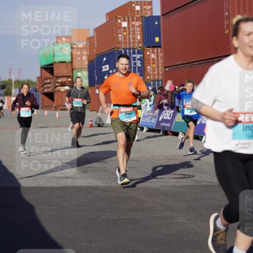 03.10.2025 - Köhlbrandbrückenlauf Michael Burmester http://msf.ph/oto/9000825 03.10.2025 10:05:04 Ziel 1033, 1211, 1346, 1406, 1477, 1622, 1944, 2920, 3409, 3721, 3741 meine-sportfotos.de