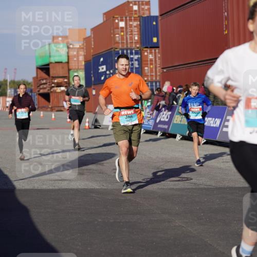 03.10.2025 - Köhlbrandbrückenlauf Michael Burmester http://msf.ph/oto/9000834 03.10.2025 10:05:04 Ziel 1033, 1211, 1346, 1406, 1477, 1622, 1944, 2920, 3409, 3721, 3741 meine-sportfotos.de