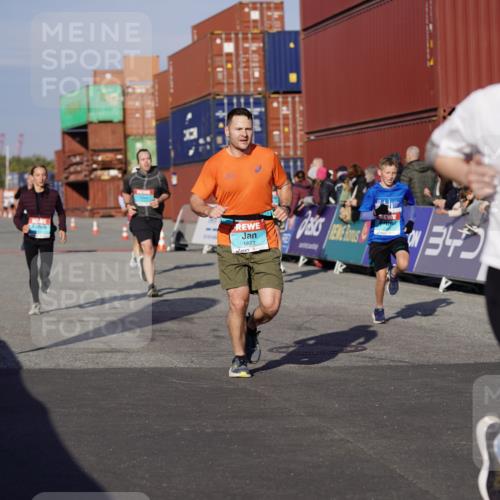 03.10.2025 - Köhlbrandbrückenlauf Michael Burmester http://msf.ph/oto/9000843 03.10.2025 10:05:04 Ziel 1033, 1211, 1346, 1406, 1477, 1622, 1944, 2920, 3409, 3721, 3741 meine-sportfotos.de