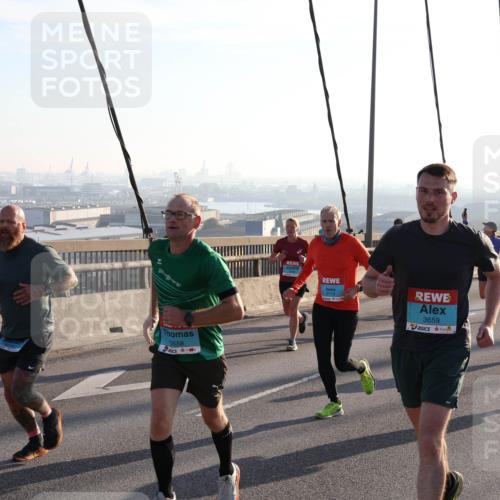 03.10.2025 - Köhlbrandbrückenlauf Julia Fischer http://msf.ph/oto/9000845 03.10.2025 09:22:19 Position 1 3658, 3719, 3659 meine-sportfotos.de