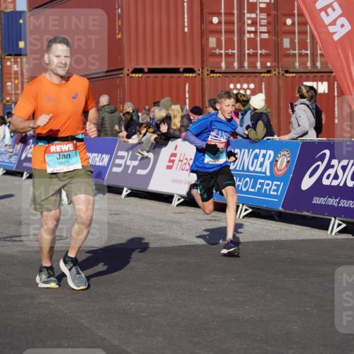 03.10.2025 - Köhlbrandbrückenlauf Michael Burmester http://msf.ph/oto/9000857 03.10.2025 10:05:05 Ziel 1033, 1211, 1239, 1346, 1359, 1406, 1477, 1622, 1944, 2920, 3409, 3721 meine-sportfotos.de