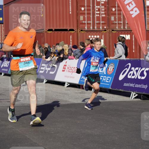 03.10.2025 - Köhlbrandbrückenlauf Michael Burmester http://msf.ph/oto/9000871 03.10.2025 10:05:05 Ziel 1033, 1211, 1239, 1346, 1359, 1406, 1477, 1622, 1944, 2920, 3409, 3721 meine-sportfotos.de