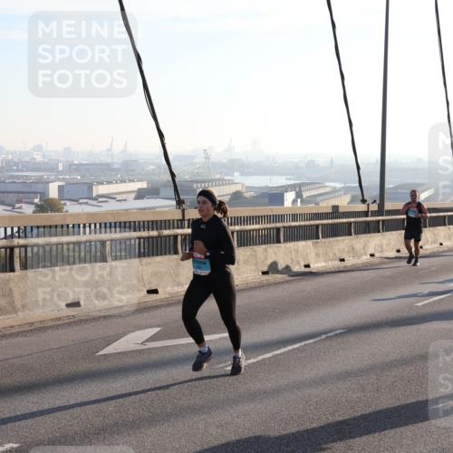 03.10.2025 - Köhlbrandbrückenlauf Julia Fischer http://msf.ph/oto/9000874 03.10.2025 09:22:23 Position 1  meine-sportfotos.de