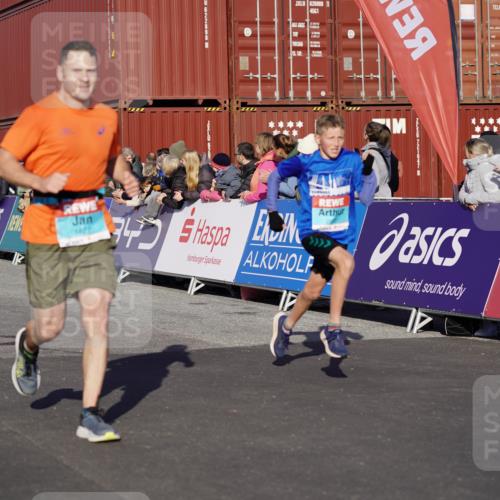 03.10.2025 - Köhlbrandbrückenlauf Michael Burmester http://msf.ph/oto/9000886 03.10.2025 10:05:05 Ziel 1033, 1211, 1239, 1346, 1359, 1406, 1477, 1622, 1944, 2920, 3409, 3721 meine-sportfotos.de