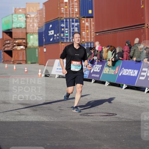 03.10.2025 - Köhlbrandbrückenlauf Michael Burmester http://msf.ph/oto/9000990 03.10.2025 10:05:10 Ziel 1033, 1239, 1346, 1359, 2920, 3409, 3721 meine-sportfotos.de