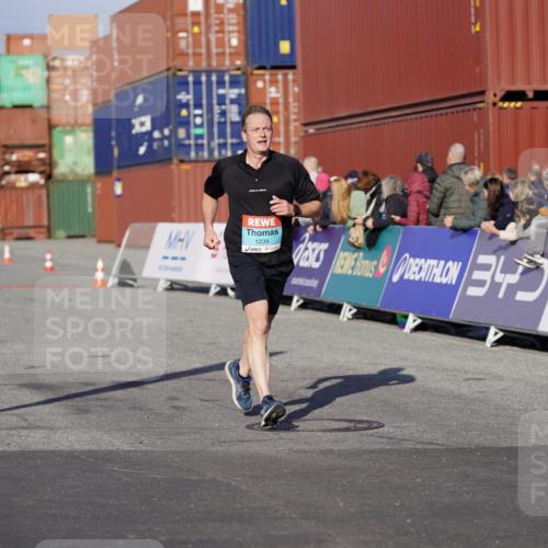 03.10.2025 - Köhlbrandbrückenlauf Michael Burmester http://msf.ph/oto/9001015 03.10.2025 10:05:10 Ziel 1033, 1239, 1346, 1359, 2920, 3409, 3721 meine-sportfotos.de