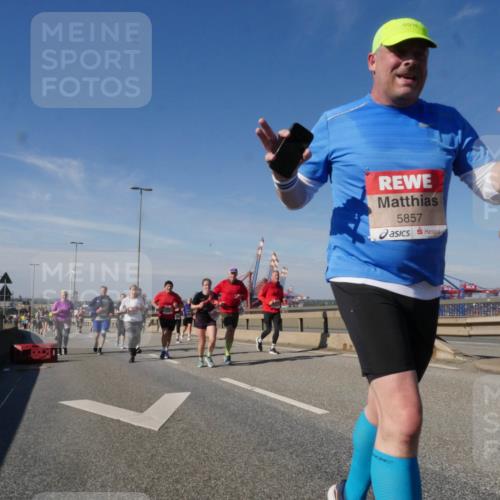 03.10.2025 - Köhlbrandbrückenlauf Matties Gatica Varas http://msf.ph/oto/9001020 03.10.2025 12:54:11 Position 2 400, 5857 meine-sportfotos.de