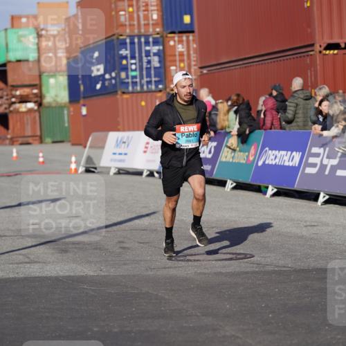 03.10.2025 - Köhlbrandbrückenlauf Michael Burmester http://msf.ph/oto/9001049 03.10.2025 10:05:16 Ziel 1239, 1359, 2661, 3679, 3842 meine-sportfotos.de