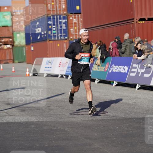 03.10.2025 - Köhlbrandbrückenlauf Michael Burmester http://msf.ph/oto/9001058 03.10.2025 10:05:16 Ziel 1239, 1359, 2661, 3679, 3842 meine-sportfotos.de