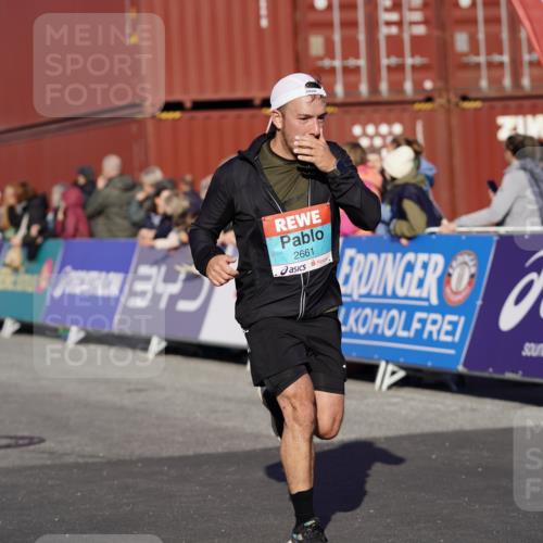 03.10.2025 - Köhlbrandbrückenlauf Michael Burmester http://msf.ph/oto/9001075 03.10.2025 10:05:18 Ziel 2084, 2661, 3679, 3842 meine-sportfotos.de