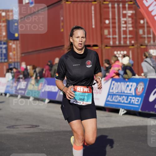03.10.2025 - Köhlbrandbrückenlauf Michael Burmester http://msf.ph/oto/9001125 03.10.2025 10:05:21 Ziel 1385, 2084, 2661, 3679, 3842 meine-sportfotos.de