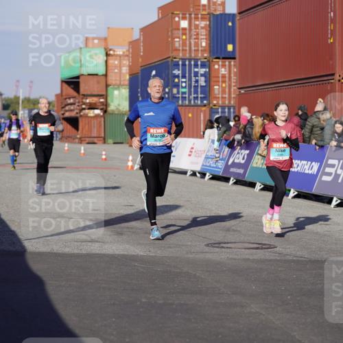 03.10.2025 - Köhlbrandbrückenlauf Michael Burmester http://msf.ph/oto/9001151 03.10.2025 10:05:22 Ziel 1385, 2084, 2661, 3679, 3842 meine-sportfotos.de