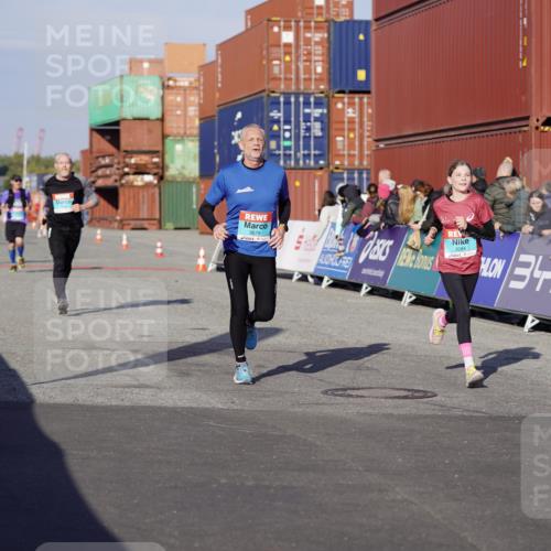 03.10.2025 - Köhlbrandbrückenlauf Michael Burmester http://msf.ph/oto/9001164 03.10.2025 10:05:22 Ziel 1385, 2084, 2661, 3679, 3842 meine-sportfotos.de