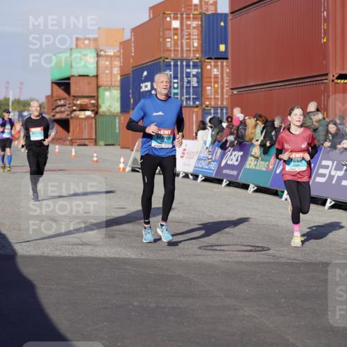 03.10.2025 - Köhlbrandbrückenlauf Michael Burmester http://msf.ph/oto/9001174 03.10.2025 10:05:22 Ziel 1385, 2084, 2661, 3679, 3842 meine-sportfotos.de