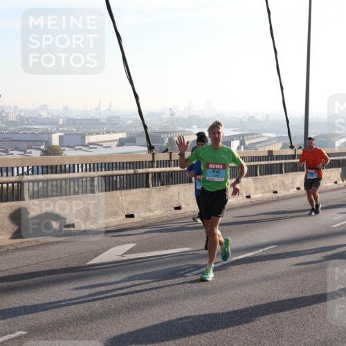 03.10.2025 - Köhlbrandbrückenlauf Julia Fischer http://msf.ph/oto/9001255 03.10.2025 09:23:37 Position 1  meine-sportfotos.de