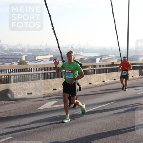 03.10.2025 - Köhlbrandbrückenlauf Julia Fischer http://msf.ph/oto/9001265 03.10.2025 09:23:37 Position 1 1080, 3344 meine-sportfotos.de