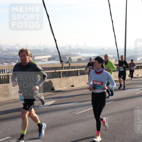 03.10.2025 - Köhlbrandbrückenlauf Julia Fischer http://msf.ph/oto/9001314 03.10.2025 09:23:50 Position 1 8227 meine-sportfotos.de