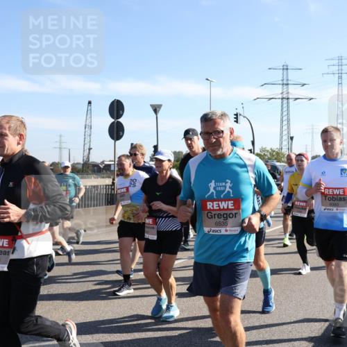 03.10.2025 - Köhlbrandbrückenlauf Julia Fischer http://msf.ph/oto/9001335 03.10.2025 12:17:20 Position 3 25, 6121, 6535, 6083 meine-sportfotos.de