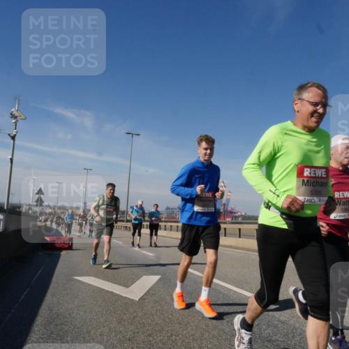 03.10.2025 - Köhlbrandbrückenlauf Matties Gatica Varas http://msf.ph/oto/9001542 03.10.2025 12:54:49 Position 2 5326, 5389 meine-sportfotos.de