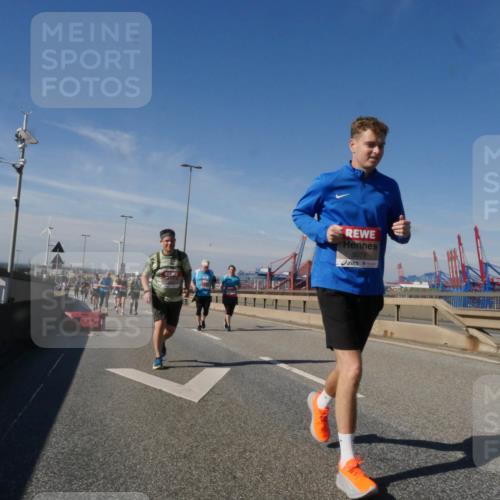 03.10.2025 - Köhlbrandbrückenlauf Matties Gatica Varas http://msf.ph/oto/9001549 03.10.2025 12:54:49 Position 2 5072 meine-sportfotos.de
