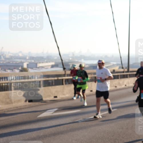 03.10.2025 - Köhlbrandbrückenlauf Julia Fischer http://msf.ph/oto/9001629 03.10.2025 09:24:41 Position 1  meine-sportfotos.de