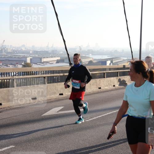 03.10.2025 - Köhlbrandbrückenlauf Julia Fischer http://msf.ph/oto/9001641 03.10.2025 09:24:43 Position 1 3188 meine-sportfotos.de