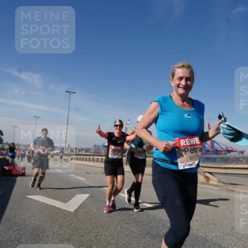 03.10.2025 - Köhlbrandbrückenlauf Matties Gatica Varas http://msf.ph/oto/9001663 03.10.2025 12:54:57 Position 2 118, 6571 meine-sportfotos.de