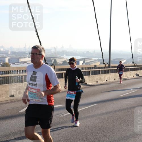 03.10.2025 - Köhlbrandbrückenlauf Julia Fischer http://msf.ph/oto/9001673 03.10.2025 09:24:48 Position 1 3236, 2814 meine-sportfotos.de