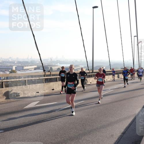 03.10.2025 - Köhlbrandbrückenlauf Julia Fischer http://msf.ph/oto/9001761 03.10.2025 09:25:15 Position 1  meine-sportfotos.de