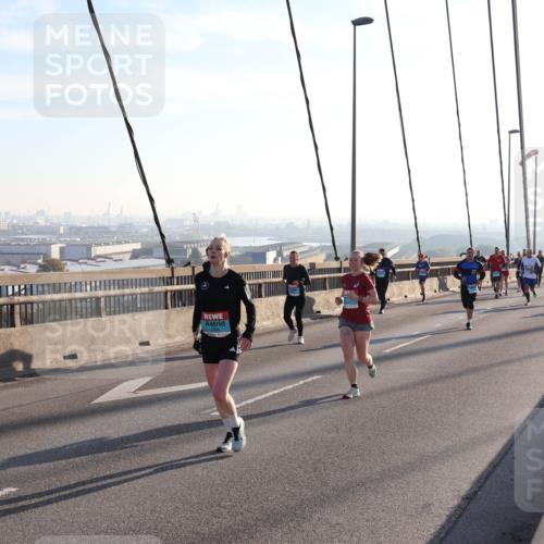 03.10.2025 - Köhlbrandbrückenlauf Julia Fischer http://msf.ph/oto/9001766 03.10.2025 09:25:15 Position 1  meine-sportfotos.de