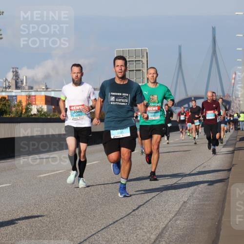 03.10.2025 - Köhlbrandbrückenlauf Luisa Fischer http://msf.ph/oto/9001902 03.10.2025 10:43:50 Position 3 1036, 2024, 3223, 3185 meine-sportfotos.de