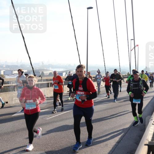 03.10.2025 - Köhlbrandbrückenlauf Julia Fischer http://msf.ph/oto/9001923 03.10.2025 09:25:47 Position 1 1716 meine-sportfotos.de
