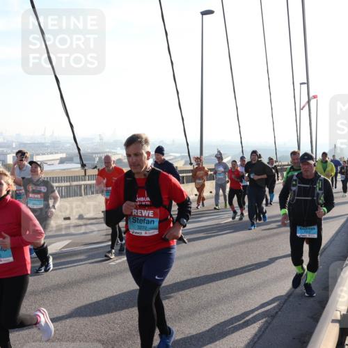 03.10.2025 - Köhlbrandbrückenlauf Julia Fischer http://msf.ph/oto/9001930 03.10.2025 09:25:47 Position 1 1716, 3272 meine-sportfotos.de