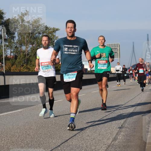 03.10.2025 - Köhlbrandbrückenlauf Luisa Fischer http://msf.ph/oto/9001949 03.10.2025 10:43:52 Position 3 1036, 2024, 3223, 3185 meine-sportfotos.de