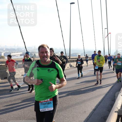 03.10.2025 - Köhlbrandbrückenlauf Julia Fischer http://msf.ph/oto/9001950 03.10.2025 09:25:50 Position 1 2711 meine-sportfotos.de
