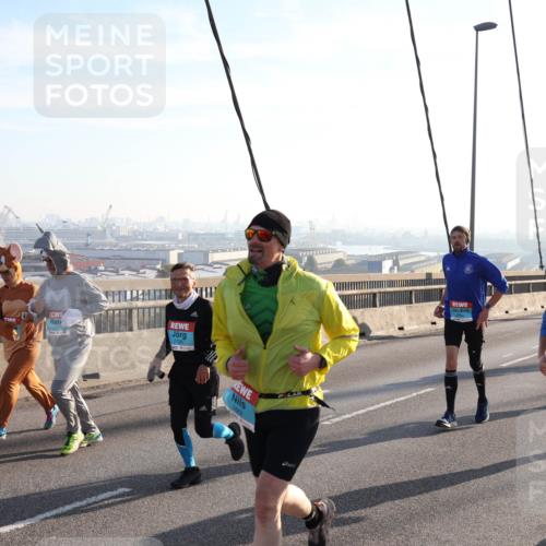 03.10.2025 - Köhlbrandbrückenlauf Julia Fischer http://msf.ph/oto/9001959 03.10.2025 09:25:52 Position 1 1213 meine-sportfotos.de