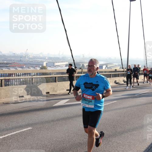 03.10.2025 - Köhlbrandbrückenlauf Julia Fischer http://msf.ph/oto/9001986 03.10.2025 09:25:58 Position 1 1642 meine-sportfotos.de