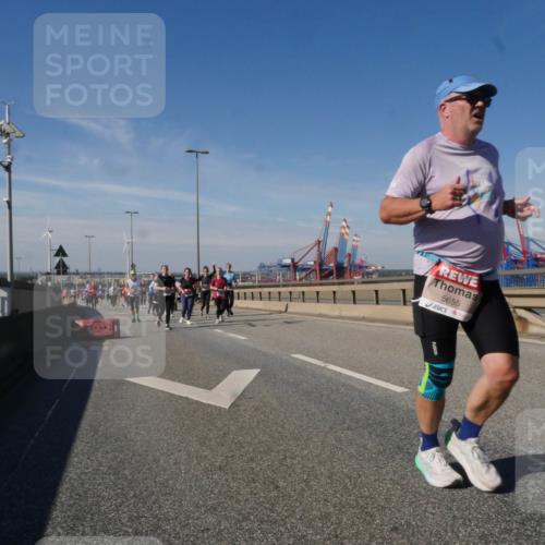 03.10.2025 - Köhlbrandbrückenlauf Matties Gatica Varas http://msf.ph/oto/9001998 03.10.2025 12:55:24 Position 2 5655 meine-sportfotos.de