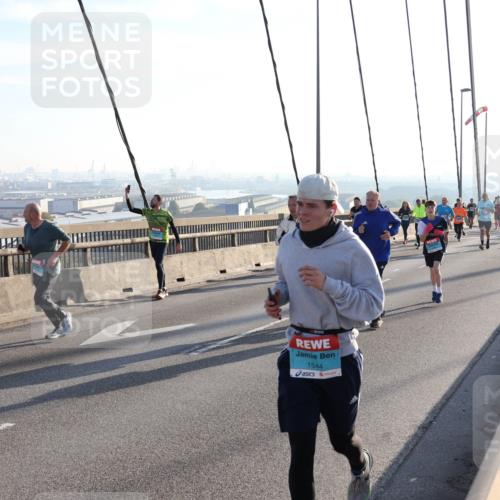 03.10.2025 - Köhlbrandbrückenlauf Julia Fischer http://msf.ph/oto/9002042 03.10.2025 09:26:07 Position 1 1544 meine-sportfotos.de