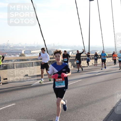 03.10.2025 - Köhlbrandbrückenlauf Julia Fischer http://msf.ph/oto/9002062 03.10.2025 09:26:10 Position 1 3196 meine-sportfotos.de