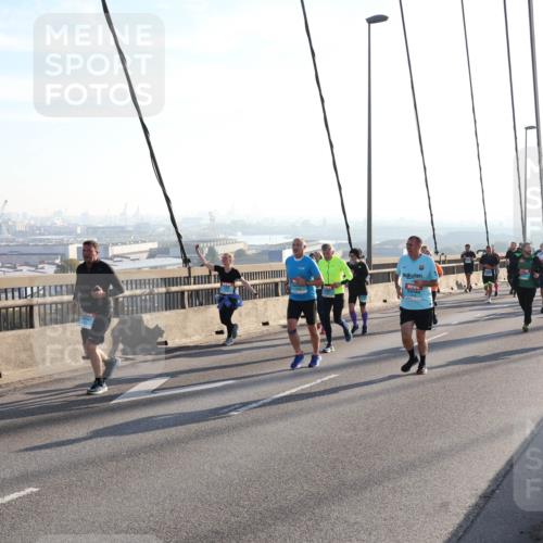 03.10.2025 - Köhlbrandbrückenlauf Julia Fischer http://msf.ph/oto/9002069 03.10.2025 09:26:13 Position 1  meine-sportfotos.de