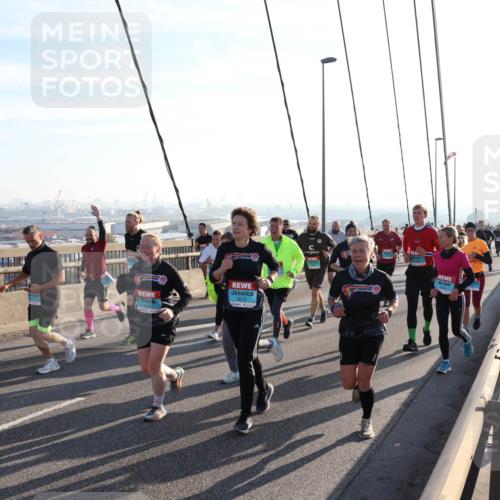 03.10.2025 - Köhlbrandbrückenlauf Julia Fischer http://msf.ph/oto/9002089 03.10.2025 09:26:20 Position 1 3010 meine-sportfotos.de