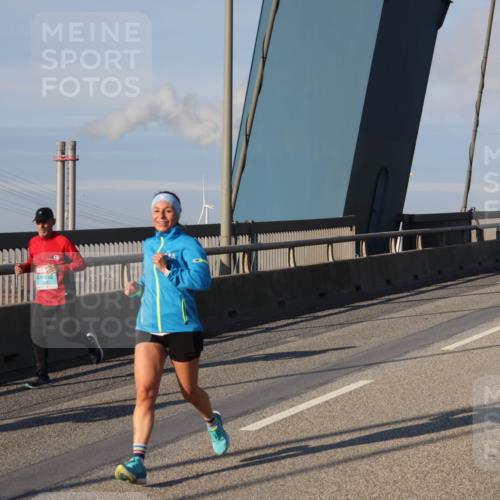 03.10.2025 - Köhlbrandbrückenlauf Julia Fischer http://msf.ph/oto/9002121 03.10.2025 09:40:52 Position 2  meine-sportfotos.de