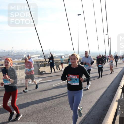 03.10.2025 - Köhlbrandbrückenlauf Julia Fischer http://msf.ph/oto/9002134 03.10.2025 09:26:29 Position 1 1670, 3711 meine-sportfotos.de