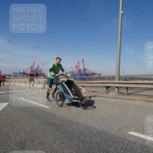 03.10.2025 - Köhlbrandbrückenlauf Matties Gatica Varas http://msf.ph/oto/9002145 03.10.2025 12:55:34 Position 2  meine-sportfotos.de