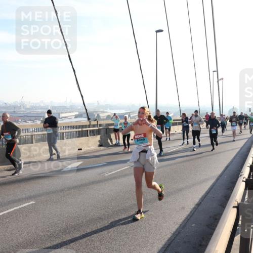 03.10.2025 - Köhlbrandbrückenlauf Julia Fischer http://msf.ph/oto/9002151 03.10.2025 09:26:32 Position 1 1437 meine-sportfotos.de