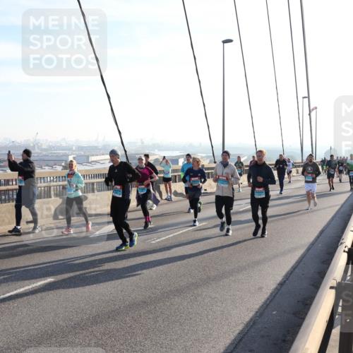 03.10.2025 - Köhlbrandbrückenlauf Julia Fischer http://msf.ph/oto/9002174 03.10.2025 09:26:34 Position 1  meine-sportfotos.de